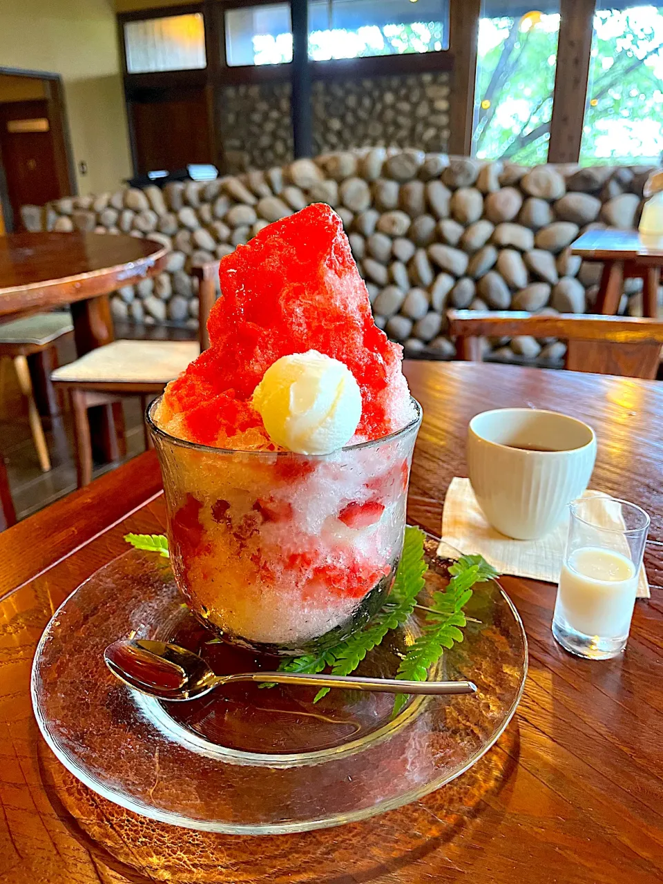 苺のかき氷🍓🍧 Cafeたねの隣り|ナナさん