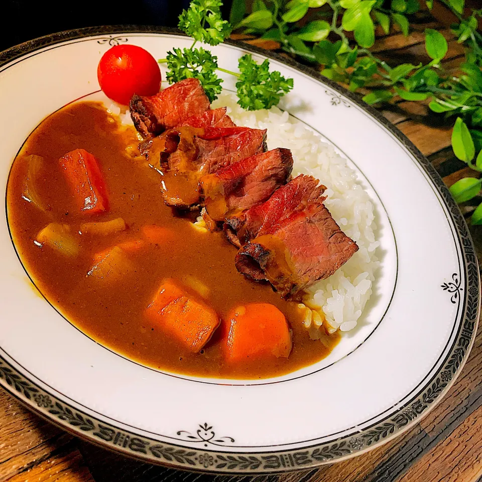 自宅ローストのビーフをトッピングした🥩ローストビーフカレー🍛|S の食卓2さん