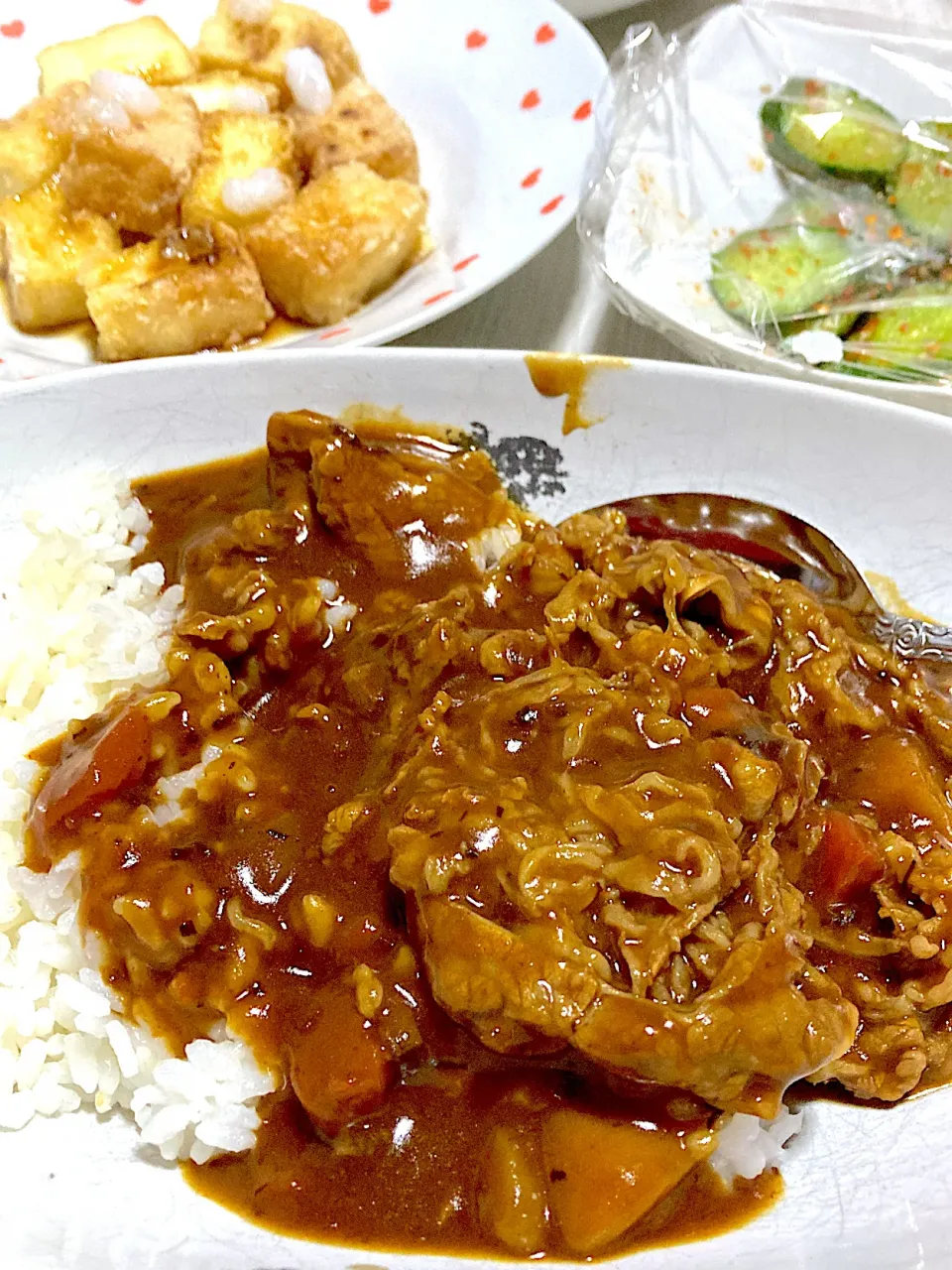 Snapdishの料理写真:ハヤシカレーライス、きゅうりの残り、厚揚げのカリカリ焼き|Ayaさん