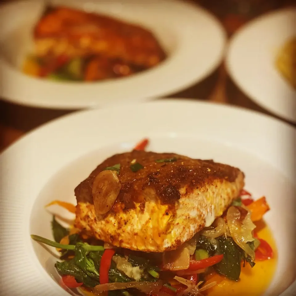 Dinner ! Dinner ! 
Oven  baked Fresh Salmon Fillet with  Emanuel’s Hot Spice & Butter 
Laid on top of stir Fried Peppers with Okra , lemon and fresh Basil with |Emanuel Hayashiさん