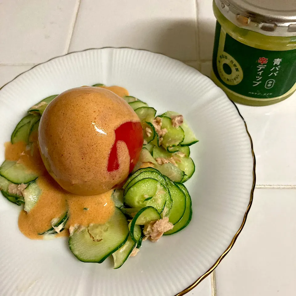 Snapdishの料理写真:丸ごとトマトのサラダ🍅　青パパ辛ディップのソースで|Emiさん