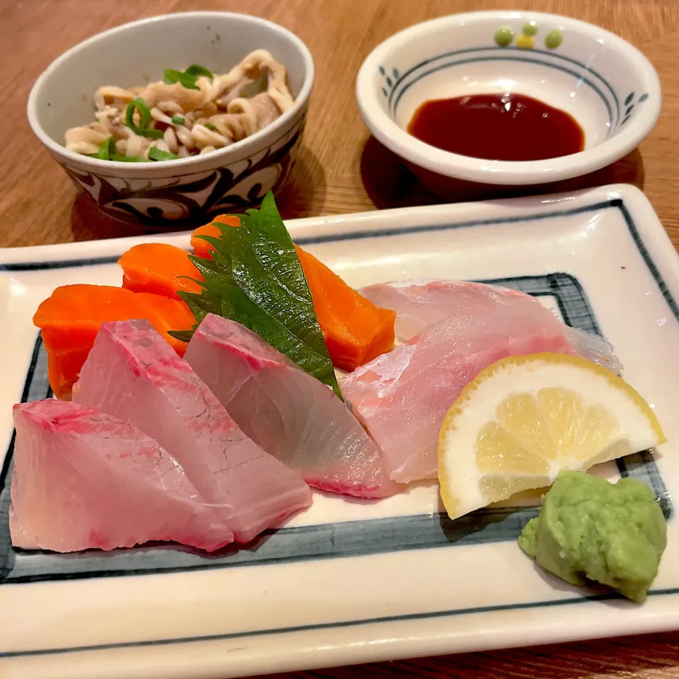 Snapdishの料理写真:刺身3種盛り & 酢もつ|T. Wonderさん