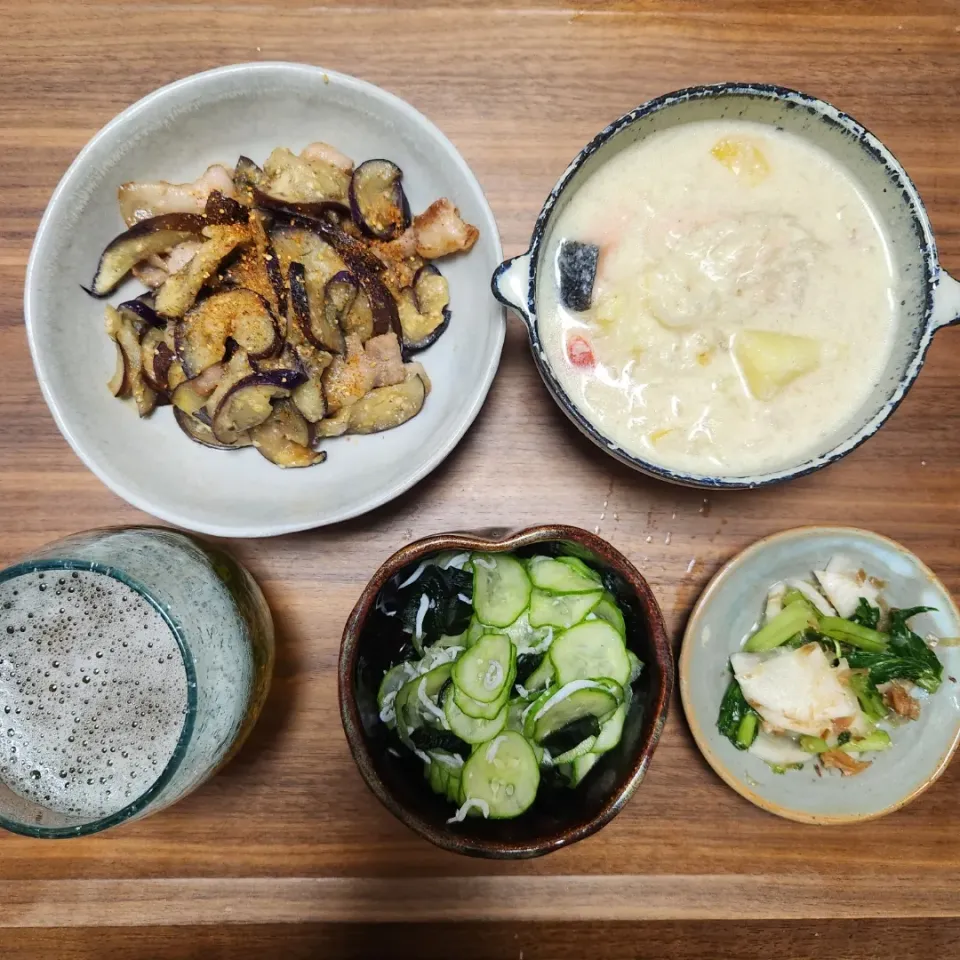 Snapdishの料理写真:20230808
鮭のクリームシチュー
茄子の味噌炒め
胡瓜ワカメしらすの酢の物
蕪の梅おかか和え|noccoさん