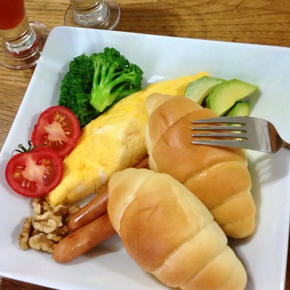 自家製ロールパン とチーズオムレツで朝ごはん|ばくあんしゃさん