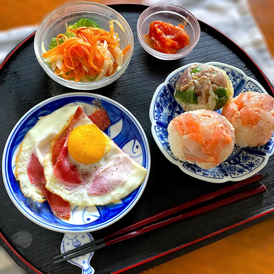 Snapdishの料理写真:海鮮おむすびのお昼ごはん|Kさん