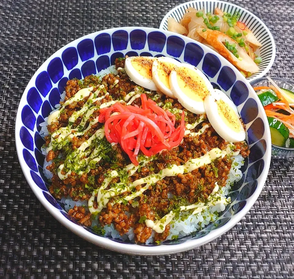 我が家のB級グルメ!焼きそばそぼろ丼でムスコの置きランチ|からあげビールさん