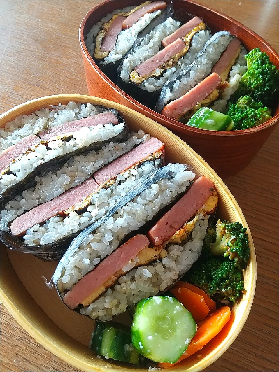 Snapdishの料理写真:スパムおにぎらず弁当|まきごろうさん