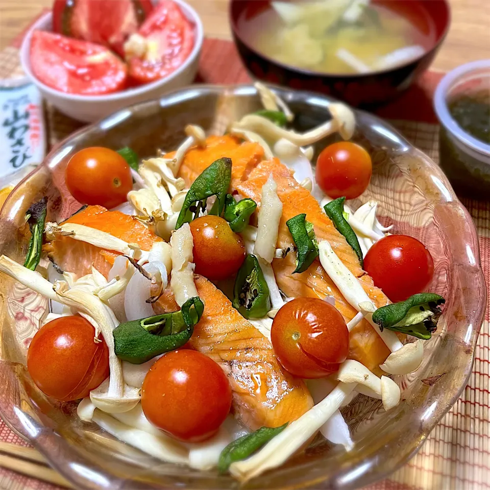 2023/08/08 鮭と野菜きのこグリル 山わさびソースで、丸ごとトマト食べ比べ、玉ねぎ味噌汁、もずく|kykyさん