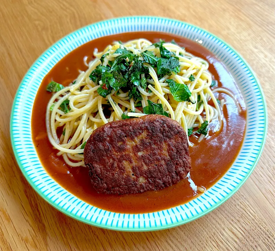 Snapdishの料理写真:フレッシュバジルのあんかけスパ🍝　マルシンハンバーグトッピング😋|BUBUさん