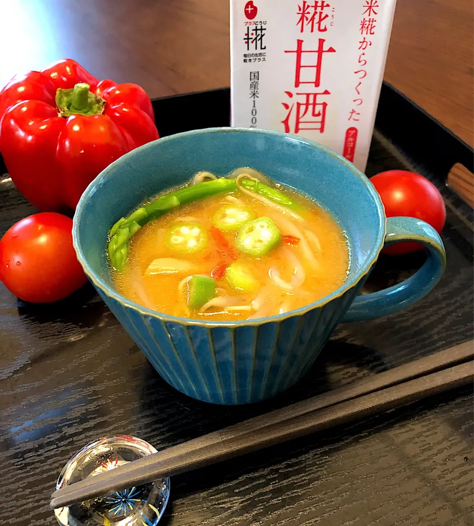 Snapdishの料理写真:糀甘酒と夏野菜の冷たいお味噌汁♪トマトは細かく切ってはじめから煮込むと旨みがアップして味噌との相性抜群。糀甘酒ともよく合います。|笙　みかんさん