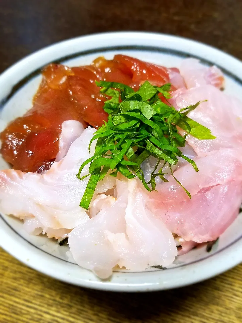 Snapdishの料理写真:パパ作👨海鮮三色丼|ぱんだのままんさん