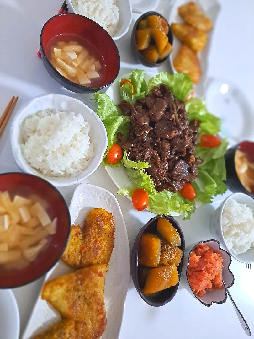 Snapdishの料理写真:夕食(*^^*)
牛サガリ焼き肉&サラダ🥗
カジキのカレーパン粉焼き
かぼちゃの煮物
明太子
お味噌汁(豆腐、油揚げ)|プリン☆さん