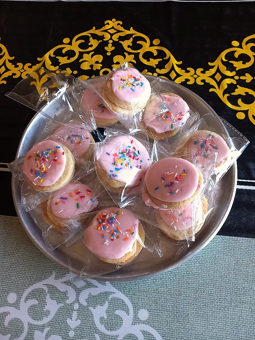 cookies with American icing and sprinkles of colored sugar|Agostino Laterzaさん