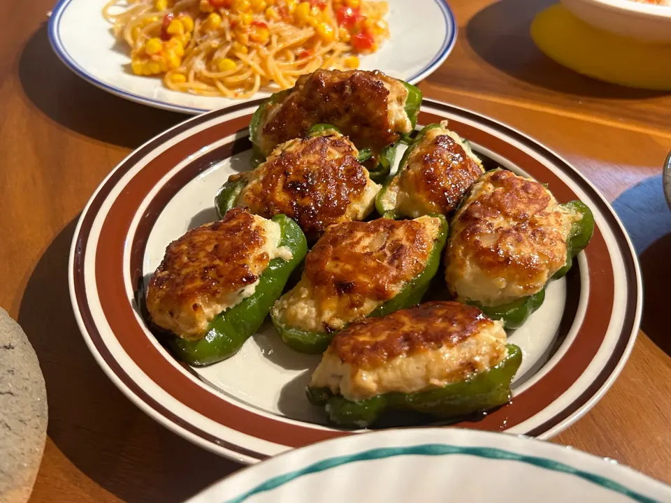 Snapdishの料理写真:ピーマンの肉詰め(鶏挽肉とはんぺんが肉ダネ)|takosさん