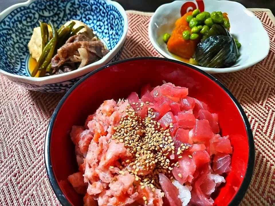 Snapdishの料理写真:我が家の晩ごはん
海鮮丼と２種の煮物|vege食堂さん