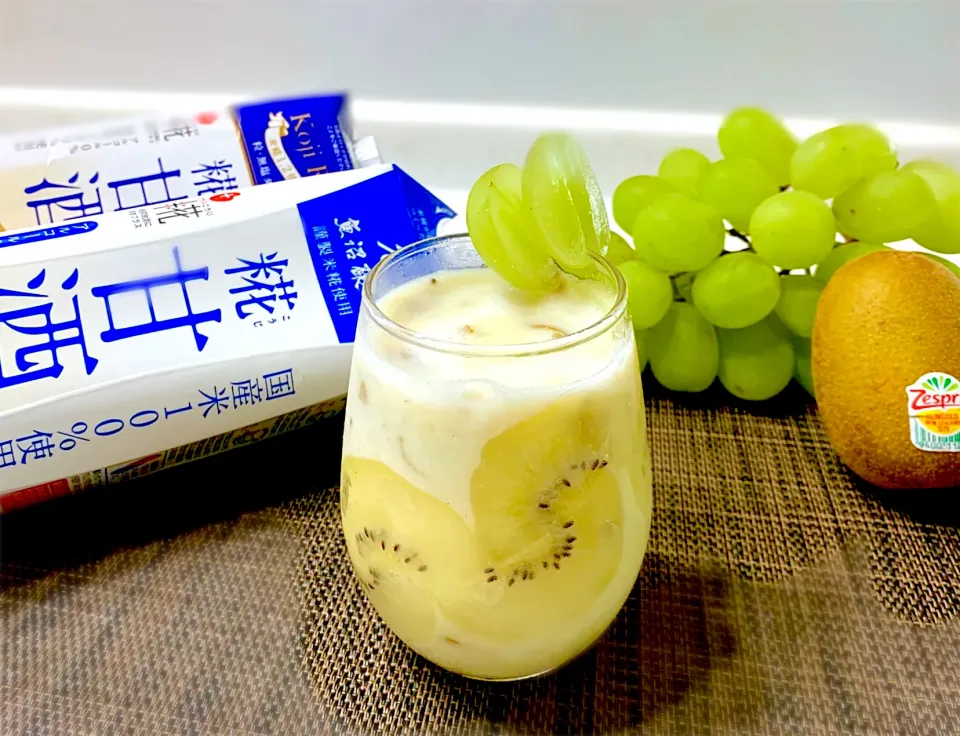 Snapdishの料理写真:キウイ🥝と天山🍇の糀甘酒スムージー|ひろりんさん