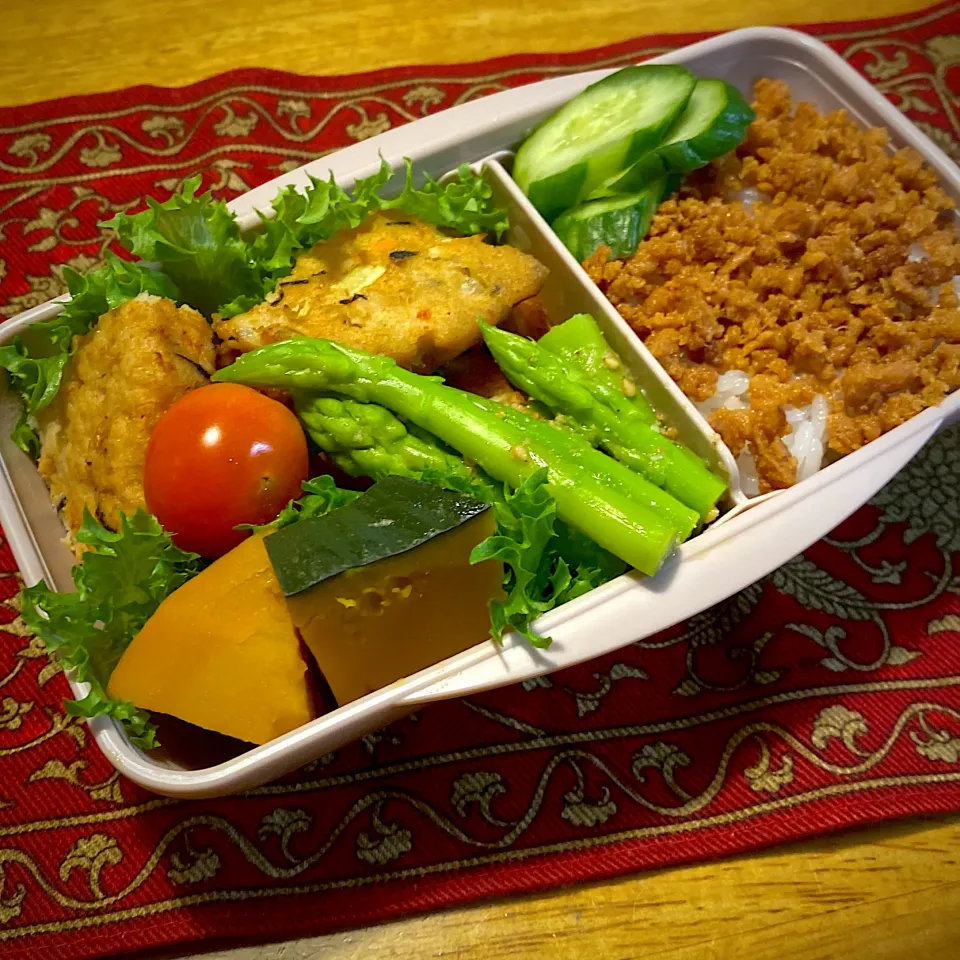 豆腐ハンバーグと、南瓜の煮物と、アスパラガスの胡麻和えと、鶏そぼろご飯弁当|もえさん