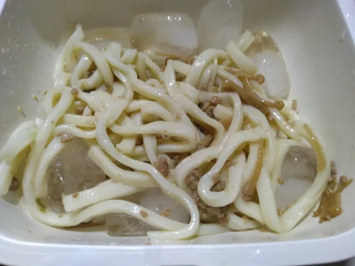 なめ茸と肉そぼろ入り胡麻ダレ冷やしうどん|darkbaronさん