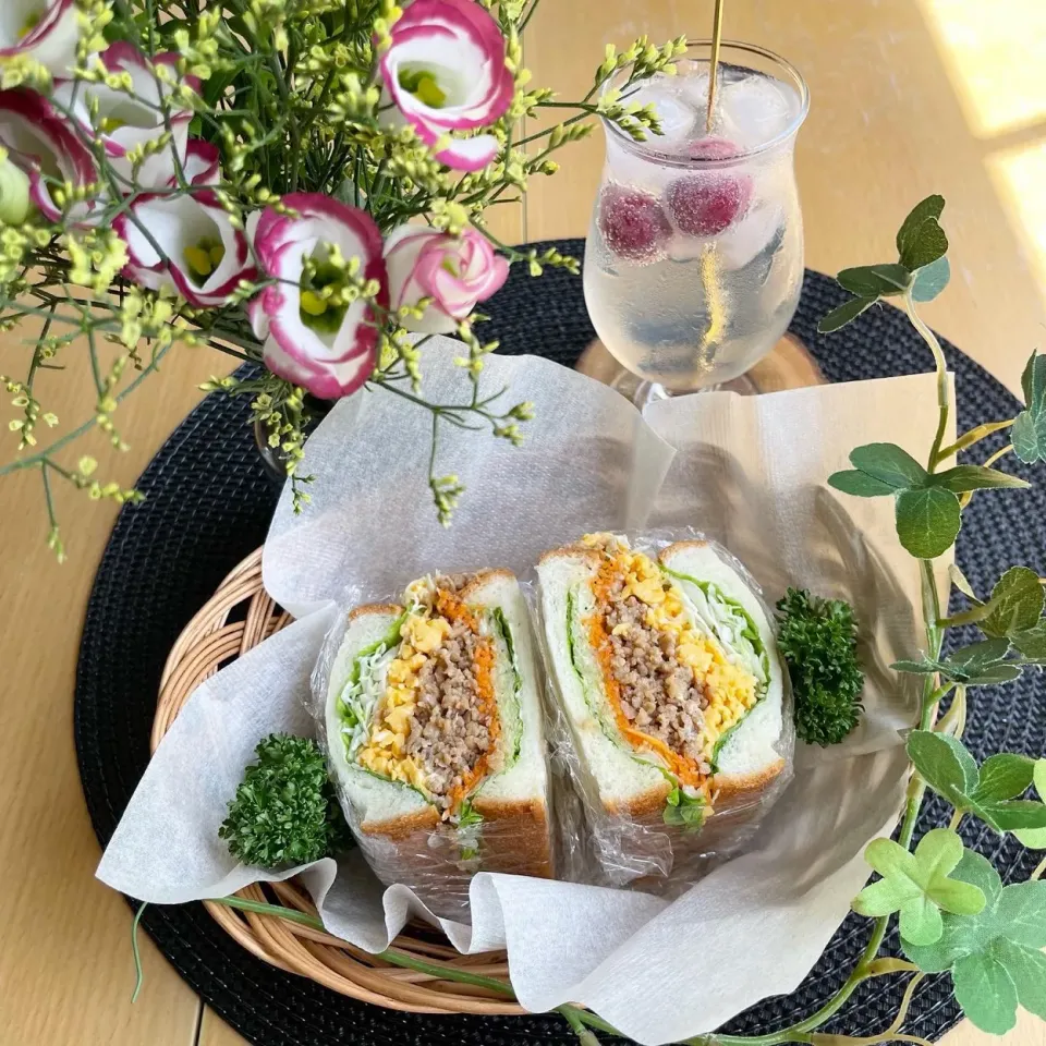 Snapdishの料理写真:8/10❤︎鶏たまそぼろサンド🌱
お弁当の残り物で…✨|Makinsさん