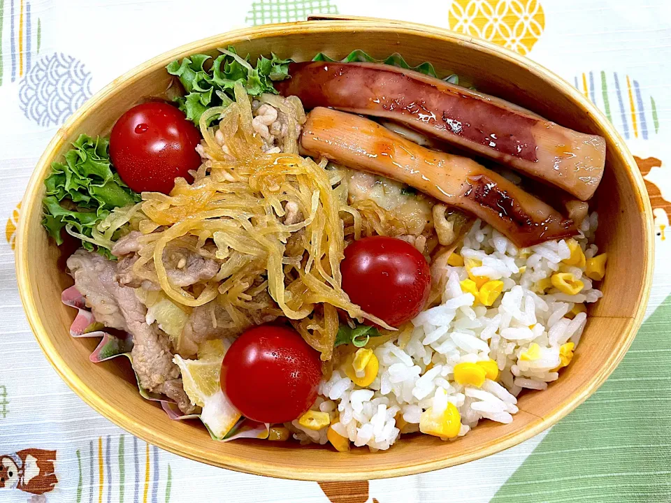 牛肉とそうめんカボチャの炒め物、イカの甘辛煮のとうもろこしご飯🍱|なお🅿️さん