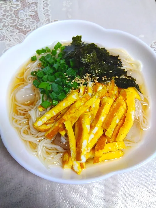 Snapdishの料理写真:シンプルなぶっかけ素麺😊
あるもので❣|m.rafuさん