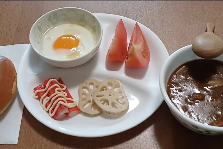 お一人様のお昼ごはん
カレーの残り
レンコンの酢の物
カニカマ
トマト
卵
ロールパン|ナナさん