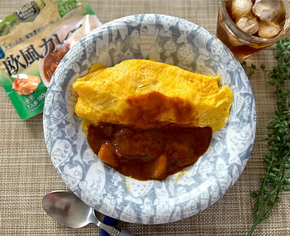 Snapdishの料理写真:欧州カレーオムライス😋仲良く半分コ|noeさん