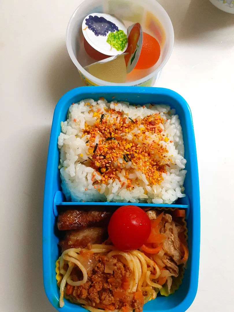 Snapdishの料理写真:☆小３弁当☆玄米入り振りかけごはん、切干大根、カジキ唐揚げ、ミートスパ、ミニトマト、ミニゼリー|ｼｮｺﾗさん