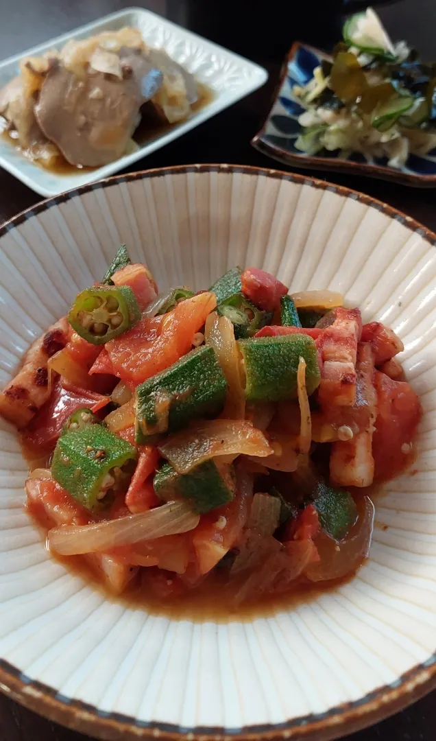 オクラとトマトのベーコン炒め😋|きつねさん