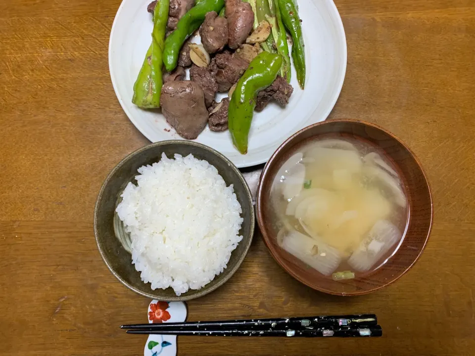 鶏レバーと甘長唐辛子とニンニクの酒蒸し焼き|ATさん