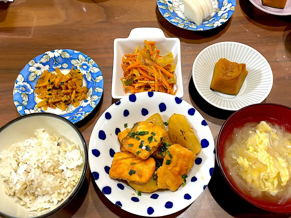 Snapdishの料理写真:鮭と大根の照り焼き　大根と卵の味噌汁　かぼちゃの煮物　人参とネギのきんぴら　かぼちゃと人参の胡麻きんぴら　大根の糠漬け|おさむん17さん