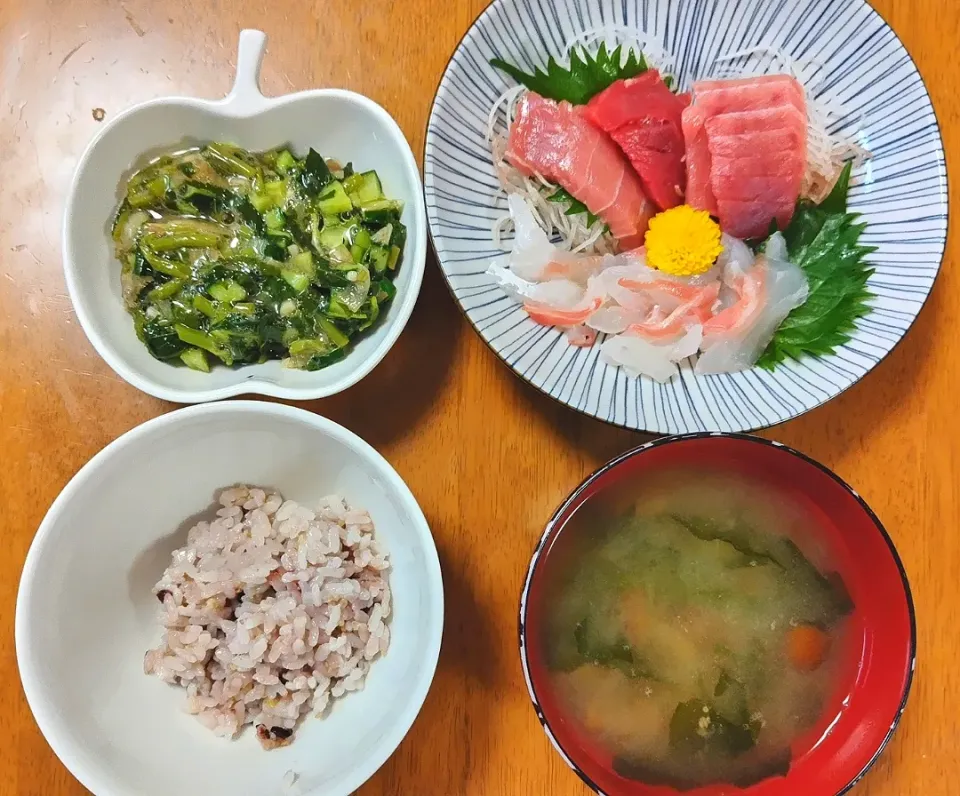 Snapdishの料理写真:2023 0728　お刺身　モロヘイヤのだし風　なめことわかめのお味噌汁|いもこ。さん