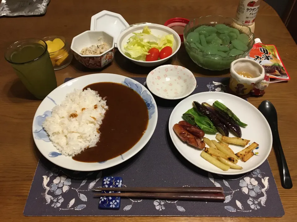 カレーライス、ウインナーソテー、夏野菜のソテー、刺身こんにゃく、サラダ(夕飯)|enarinさん