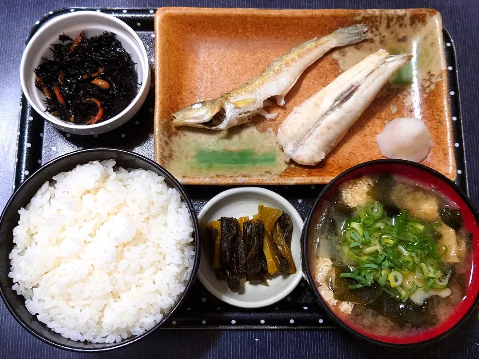 今日の朝ごはん（高知県産コシヒカリにシロギスとショウサイフグの塩焼、ひじき煮、油揚げとエリンギと大根のみそ汁、しゃくし菜漬）|Mars＠釜飯作り研究中さん