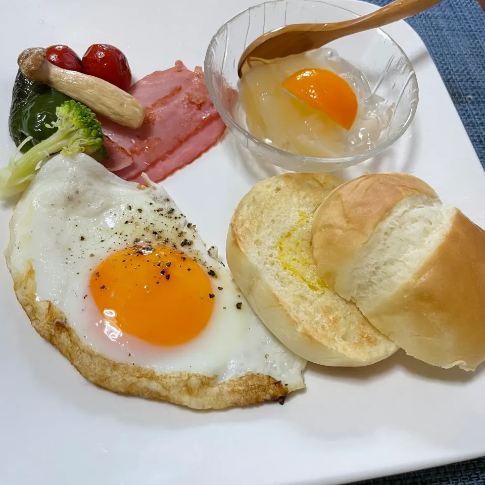 Snapdishの料理写真:朝ごパンプレート。シンプルですが、貰いもののゼリーが美味しかった。|kazzz3さん