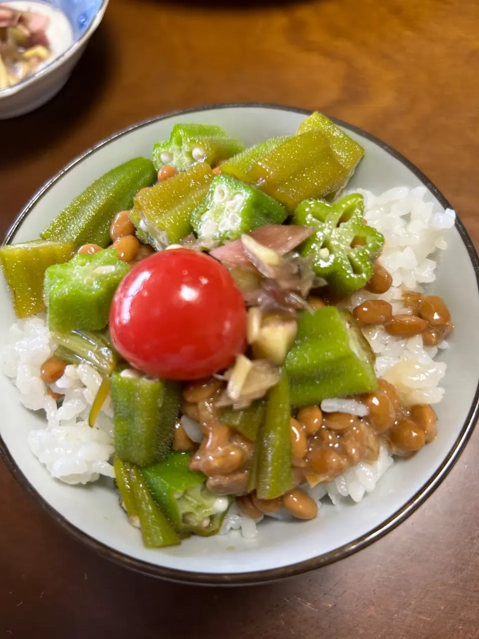 Snapdishの料理写真:オクラ納豆ミニトマト丼|ryoo_pyさん