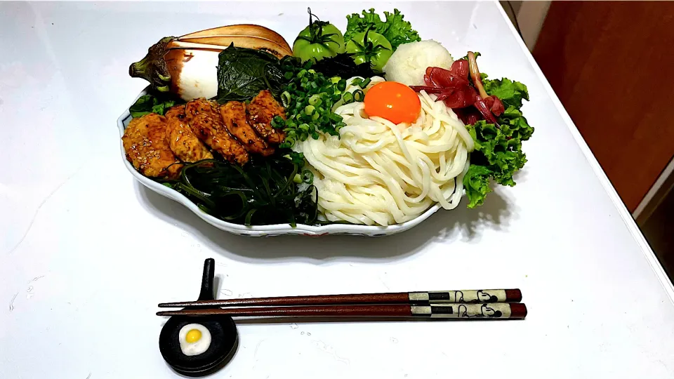 切り昆布とひじき煮の冷うどん鶏つくね照り焼き乗せ|マニラ男さん