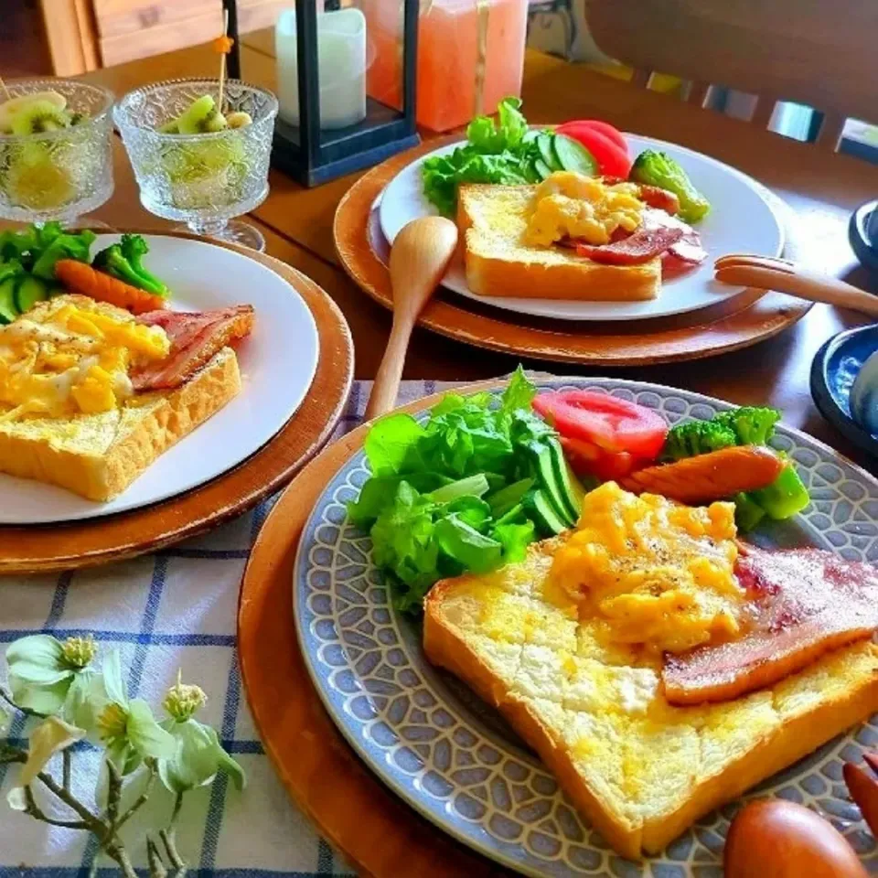 休日の朝ごはん✨

✾バタートースト
✾チーズスクランブルエッグ、ベーコン
✾ウインナー、ブロッコリー
✾レタストマト
✾バナナ、キウイフルーツ|さらママさん