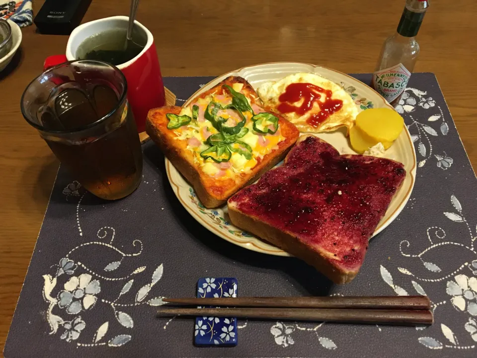 ガーリックピザトースト、カシスジャムトースト、目玉焼き(昼飯)|enarinさん