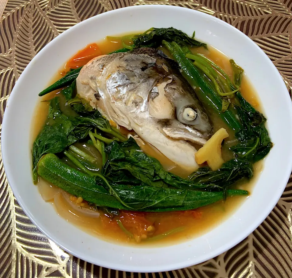 Snapdishの料理写真:Salmon head sinigang cooked in tamarind and miso|Ahnneさん