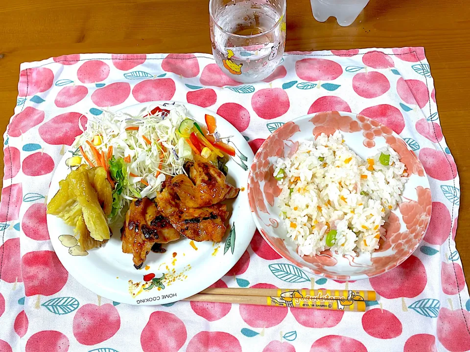 やきいも、鳥のコチュジャンやき、生ハムピラフ。何の脈絡もない怪しげな夕飯。実家にて。|ぽんぽこまめだ。さん