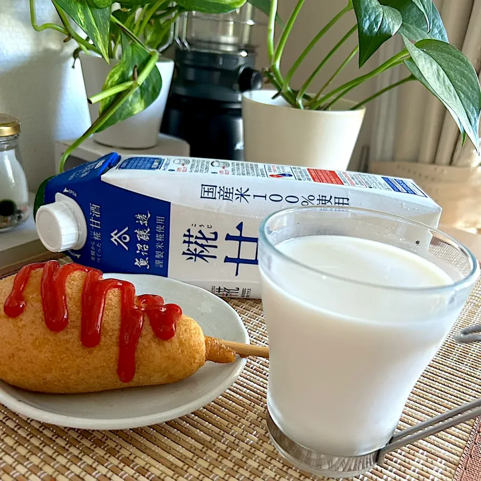 Snapdishの料理写真:早番の時は麹甘酒とミルクでお腹にチャージ🥛|だまさん