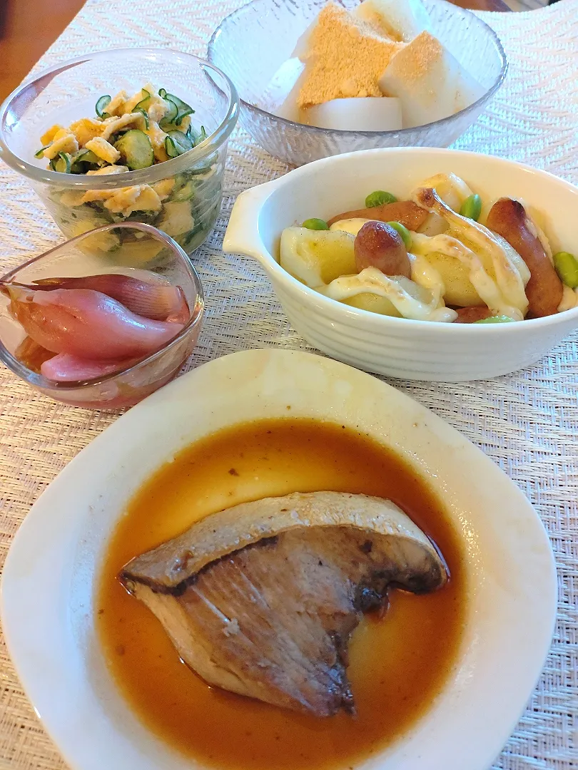 Snapdishの料理写真:☆ぶり照焼
☆香薫とジャガイモのマヨ焼き
☆キュウリと卵の酢味噌和え
☆ミョウガ甘酢漬け
☆わらび餅|chikakoさん