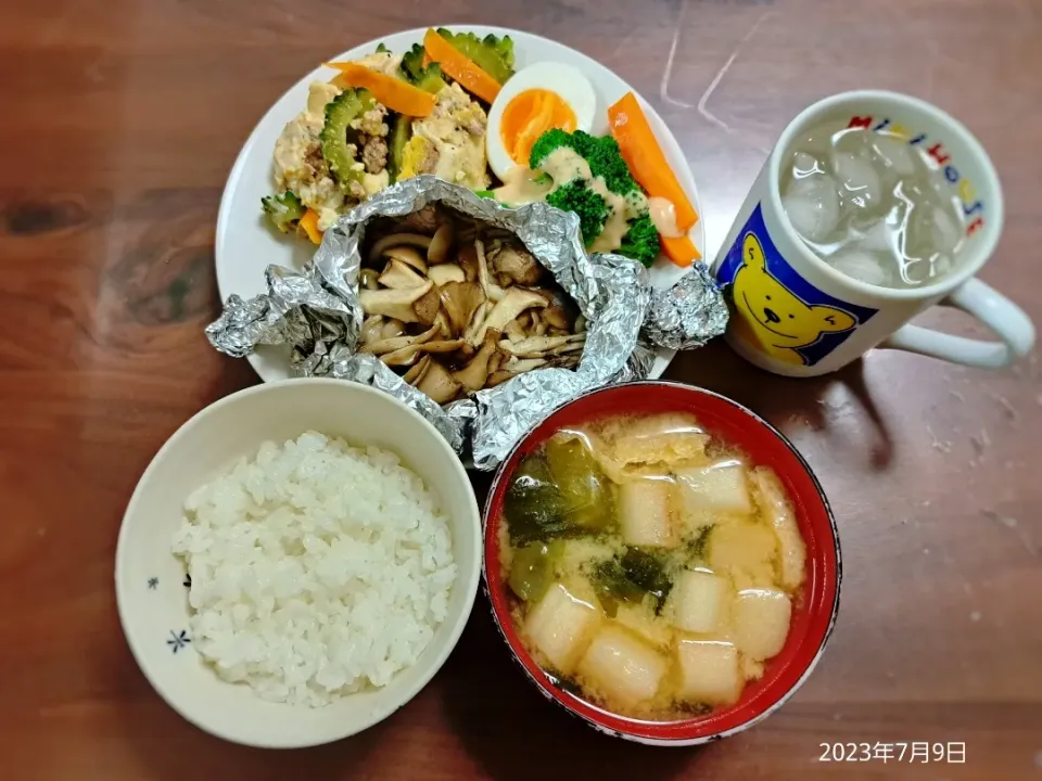 2023年7月9日の晩ご飯
きのこのホイル焼き
ゴーヤチャンプルー
温野菜サラダ
お麩とわかめのお味噌汁
焼酎水割り|ソラ♂のご飯さん