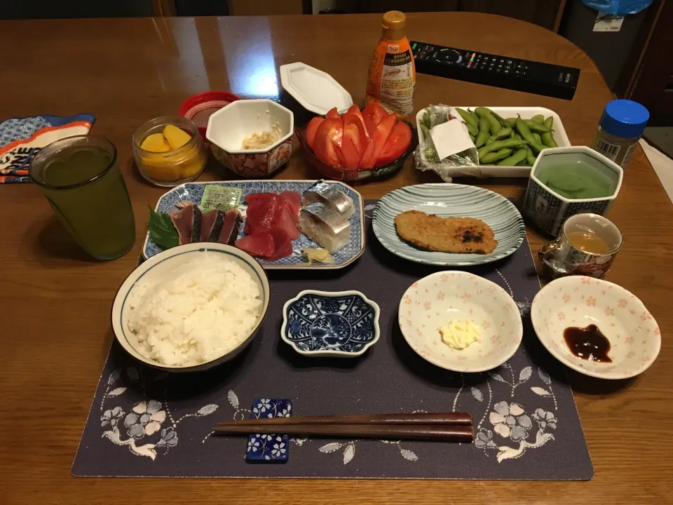 大めばちまぐろ・ぶつ切り、鰹のたたき、バッテラ、網焼きじゃこ天、トマト、枝豆(夕飯)|enarinさん