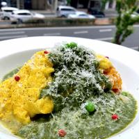 ほうれん草ソースのオムライス