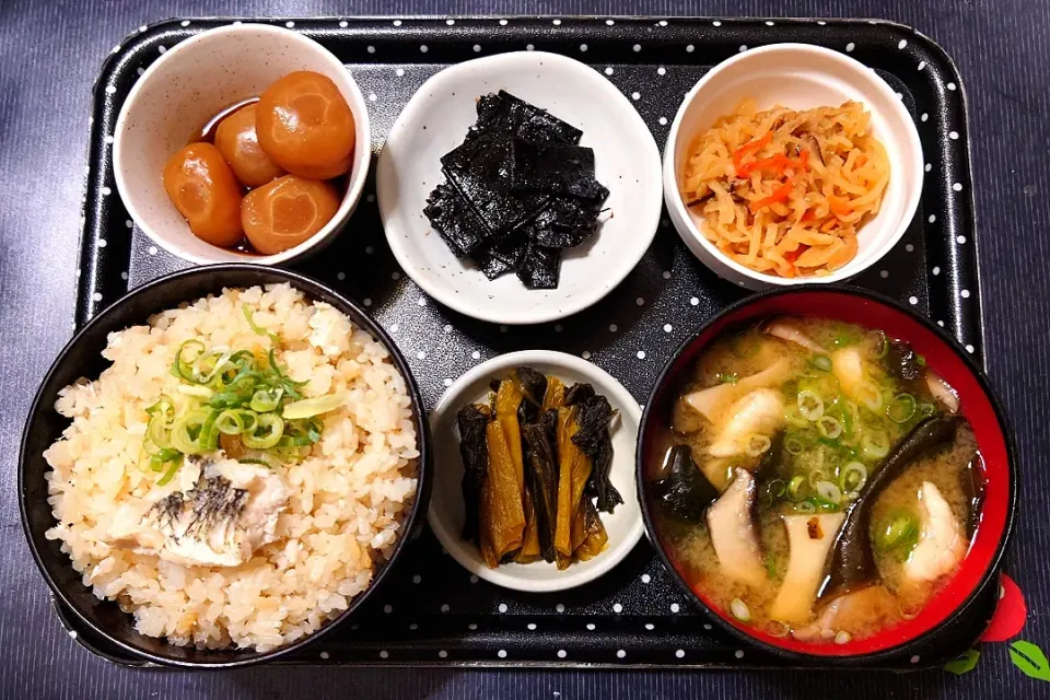 今日の朝ごはん（エソの炊き込みご飯にフグ汁、しゃくし菜漬、切り干し大根、佃煮、玉こんにゃく）|Mars＠釜飯作り研究中さん