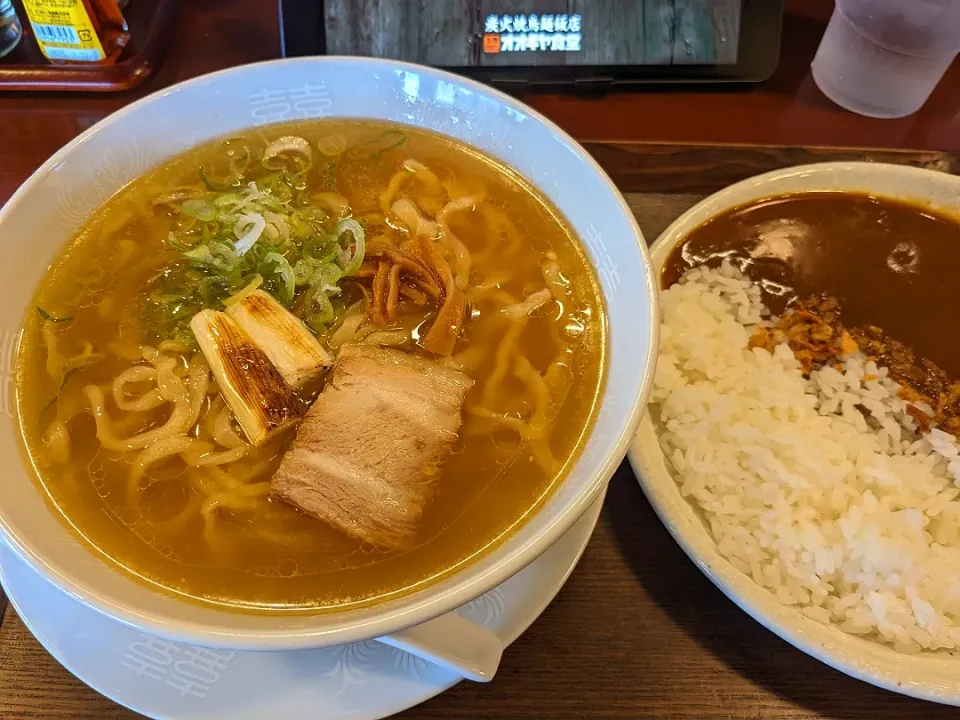 Snapdishの料理写真:中華そばとチキンカレー|nobさん