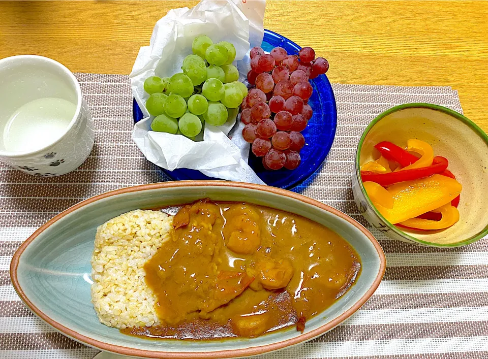 大好きなエビカレー🦐、パプリカの和風ピクルス🫑、葡萄2種🍇|1614さん