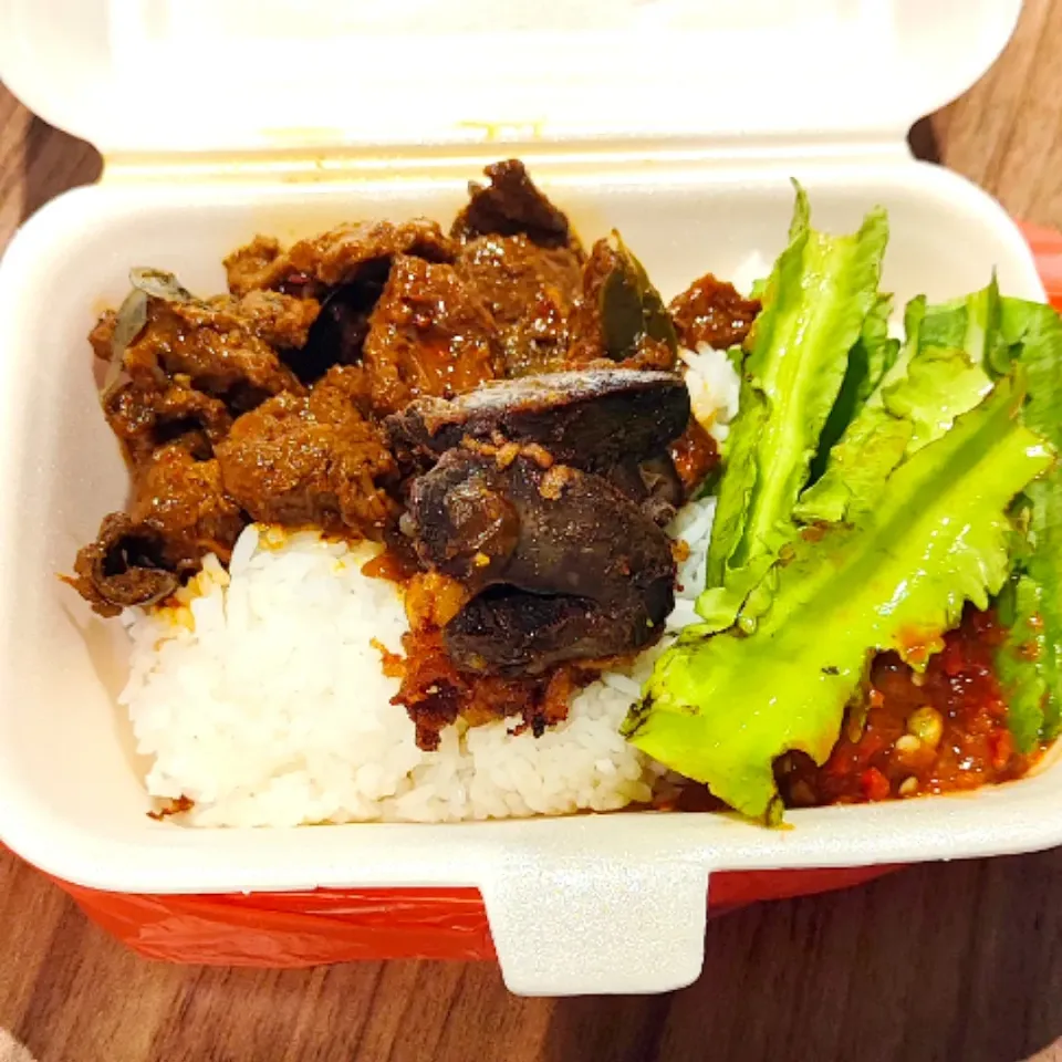 Mix Rice
- Daging Goreng Sambal
- Hati Ayam Goreng
- Ulam dan Sambal Belacan|simatasepetさん